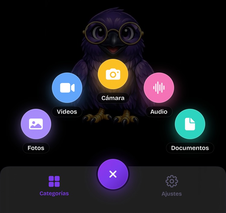 Pantalla de inicio de ArkWarden con el menú para añadir abierto alrededor del cuervo y las opciones Fotos, Videos, Cámara, Audio y Documentos